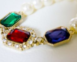 宝石のネックレス